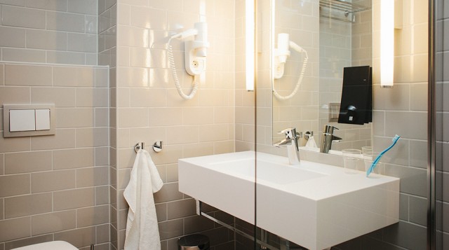 Comfort Hotel Grand Central Bathroom